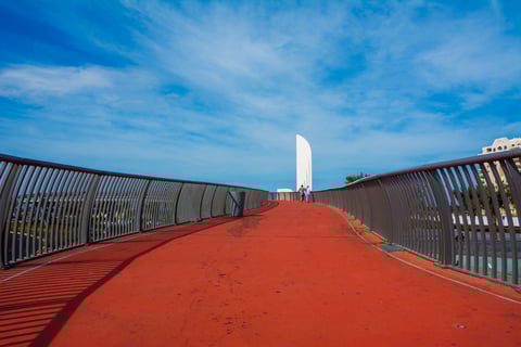 Hermosa pasarela de alfombra roja en la nueva playa de Yeddah, Arabia Saudita. Paseo marítimo de Yeddah.
